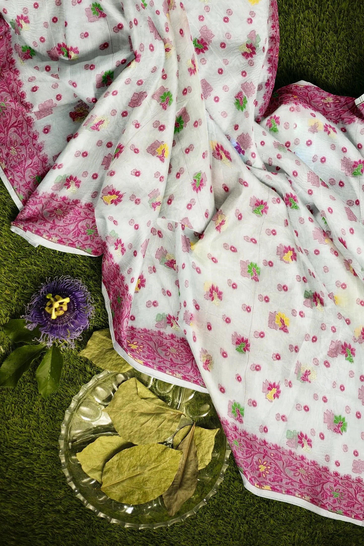 Bengal dhakai Jamdani saree sunflower motif in pallu Putul's fashion