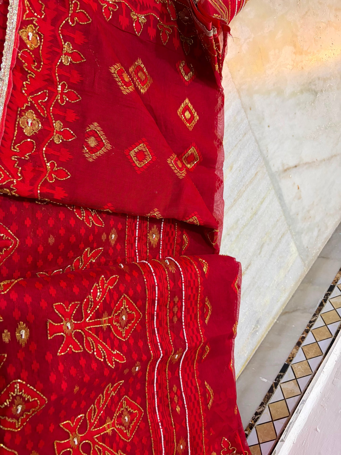 Red coloured kardana jamdani saree of trending