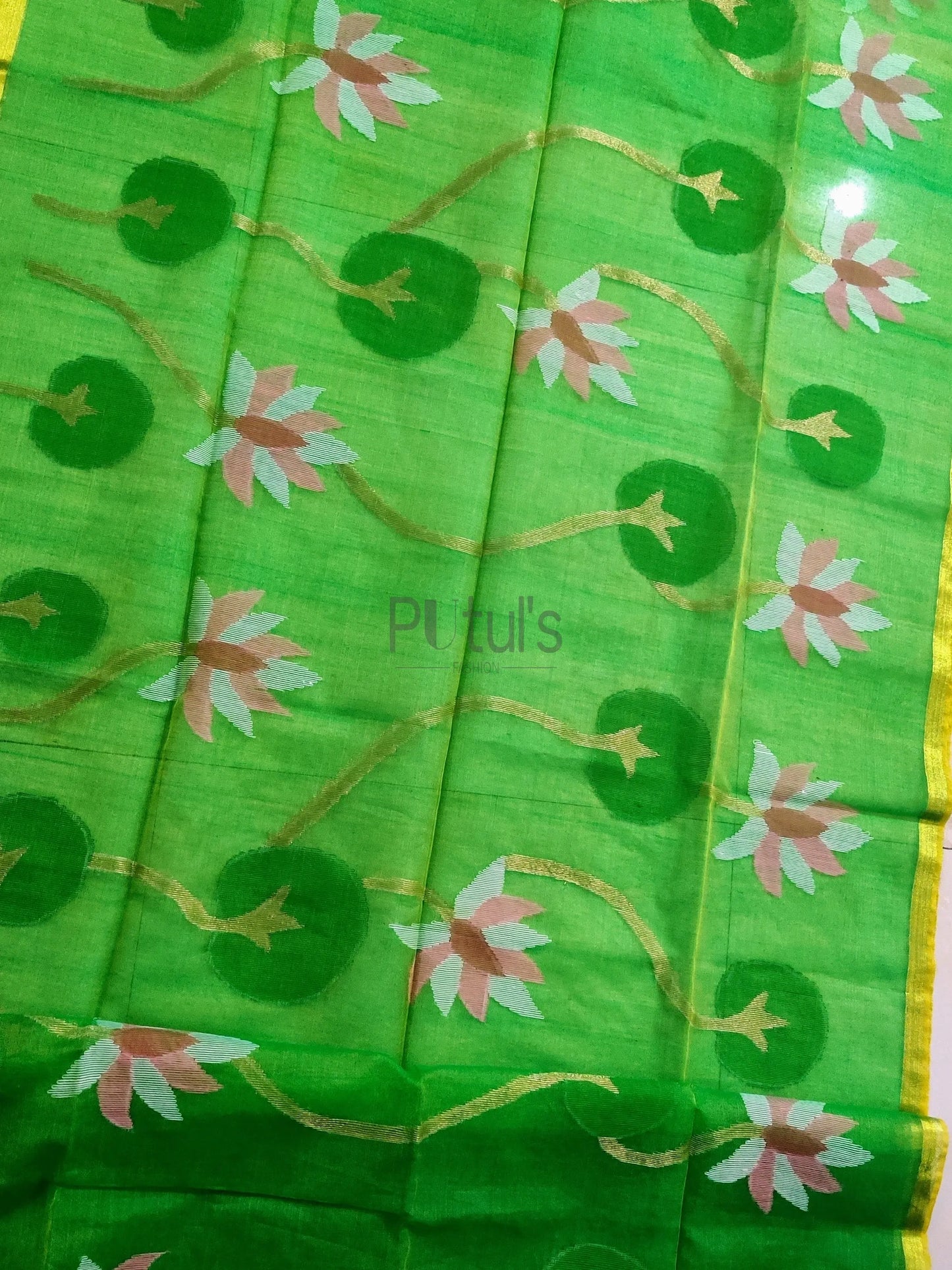 Green coloured 🪷 lotus muslin jamdani saree Putul's Fashion