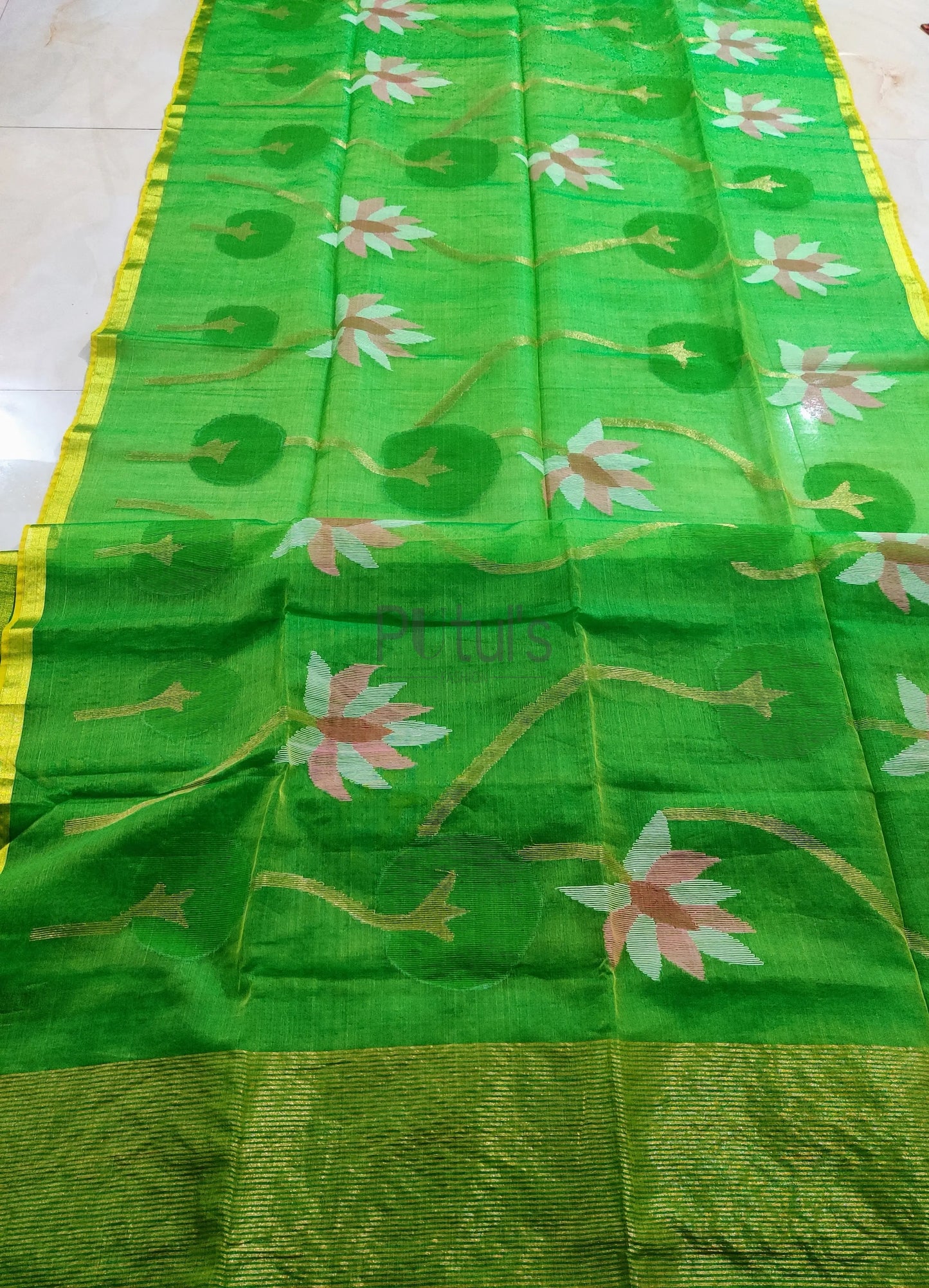 Green coloured 🪷 lotus muslin jamdani saree Putul's Fashion