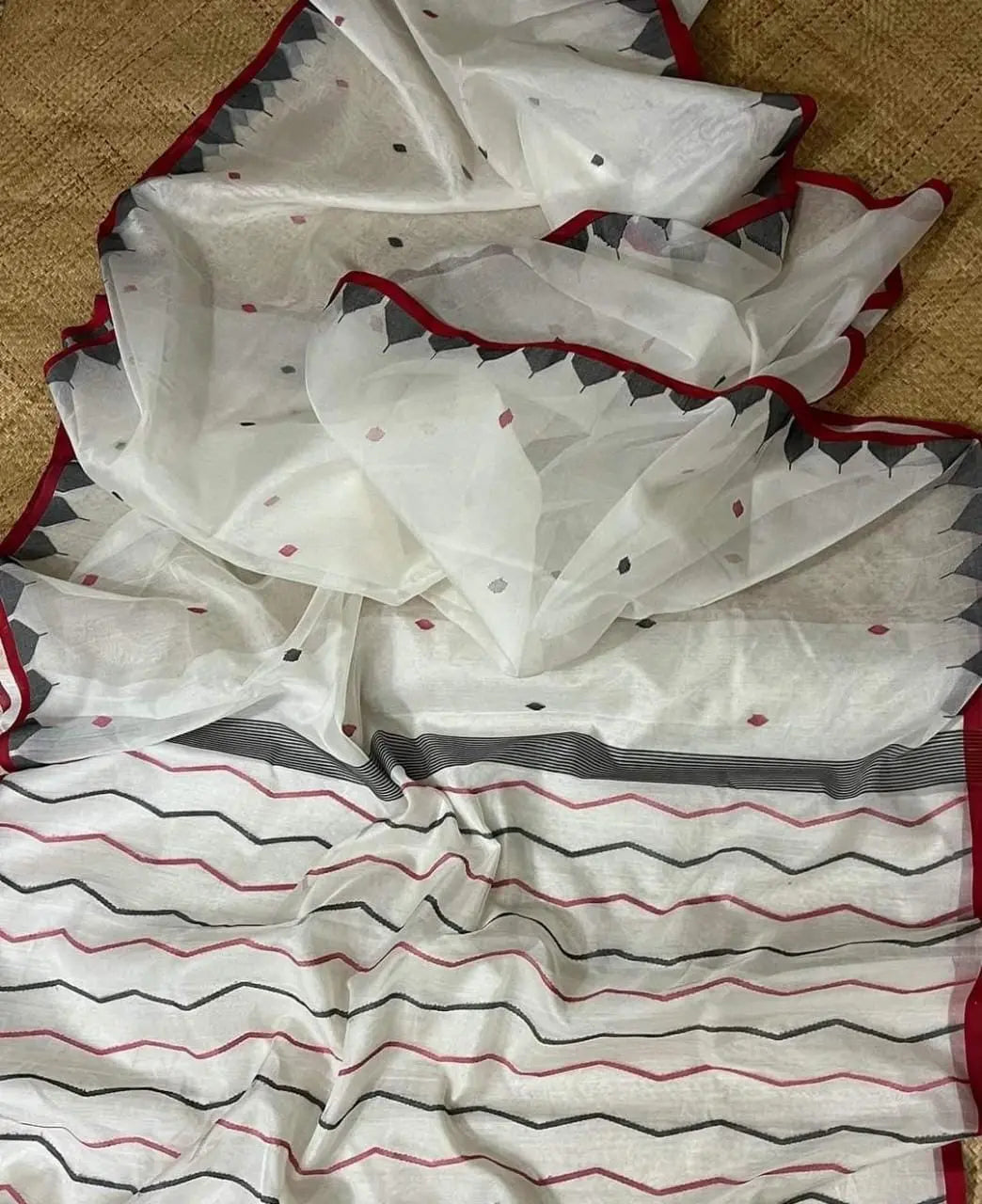 Handwoven white coloured Muslin saree Putul's Fashion