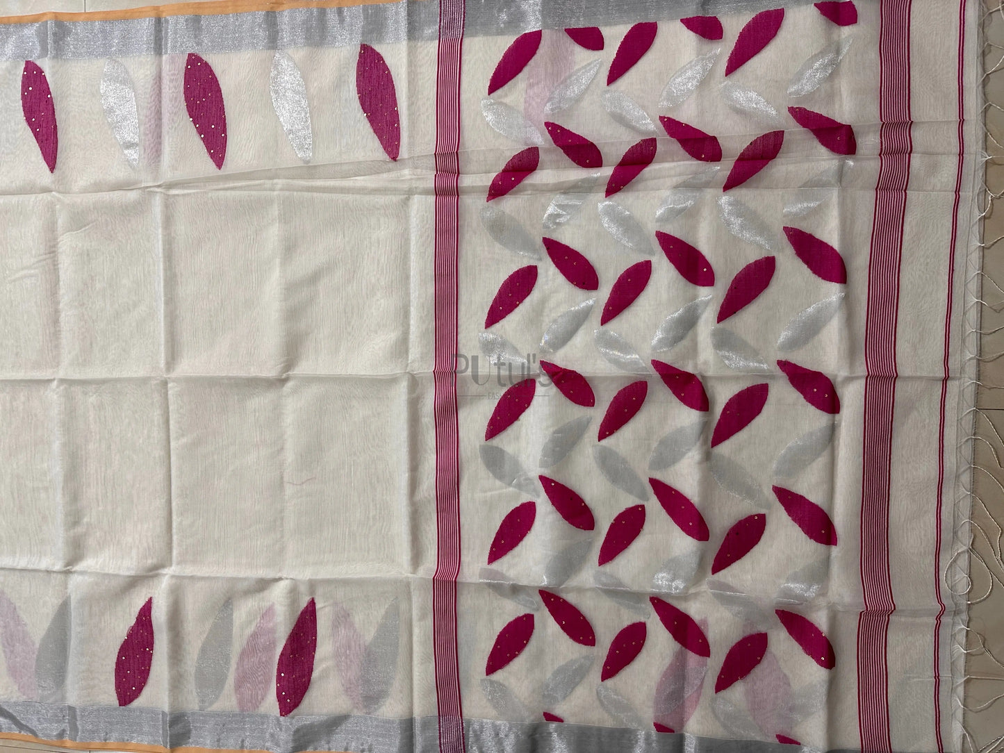 Muslin saree of Bengal feather motif white Putul's Fashion
