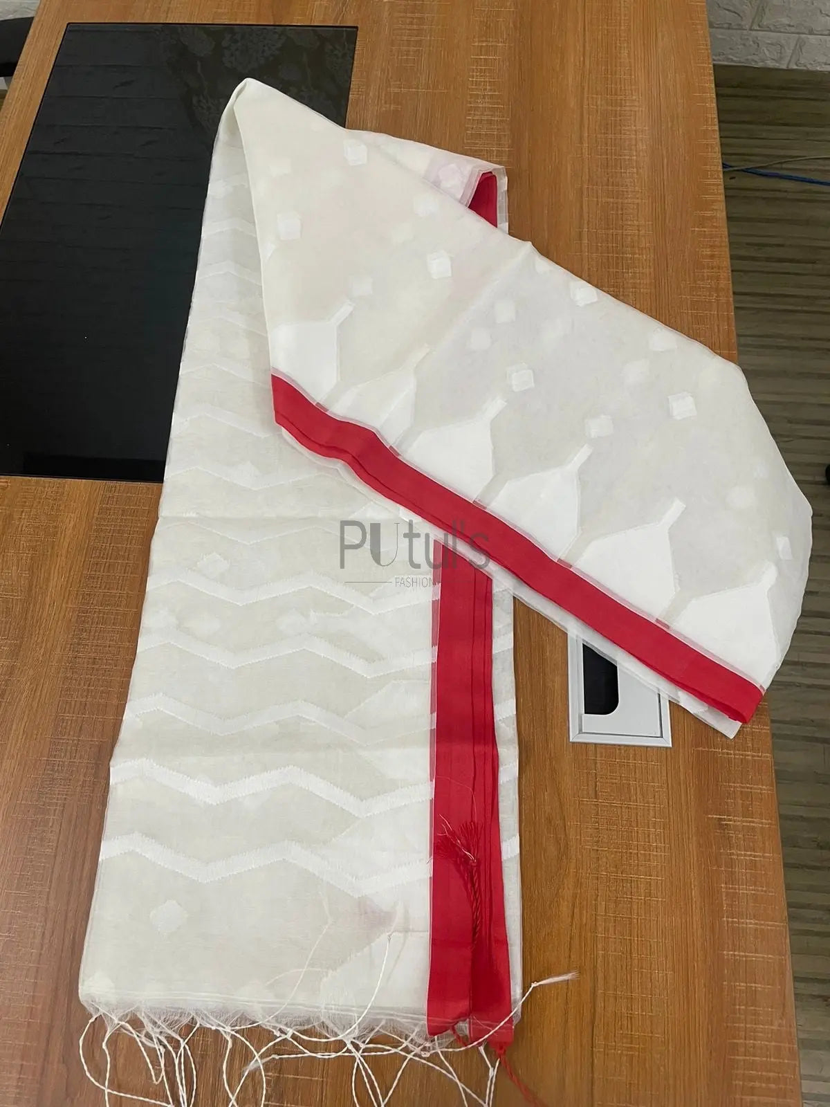 White temple muslin saree Putul's Fashion