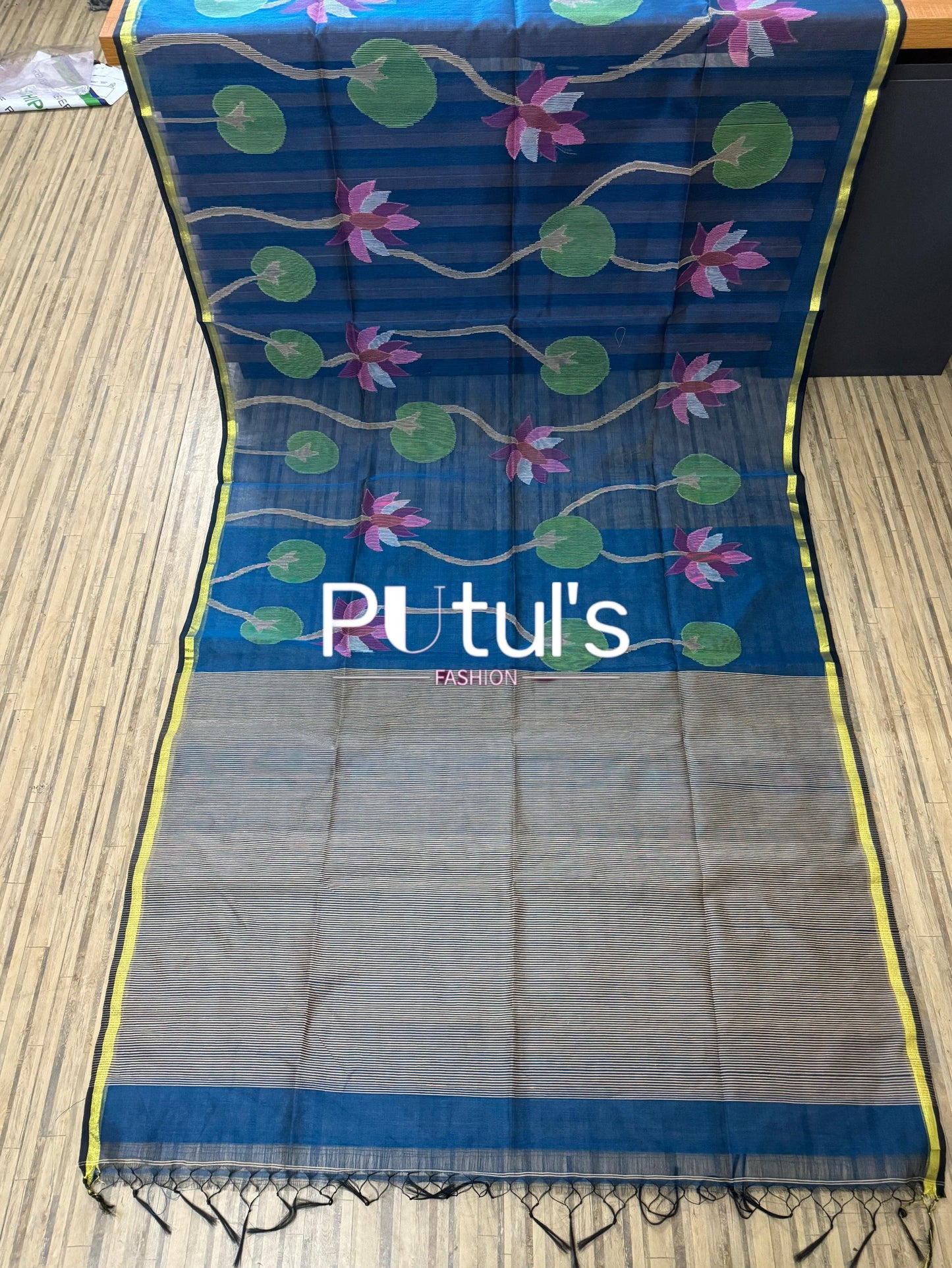 Lotus motif muslin jamdani saree from Bengal - muslin saree