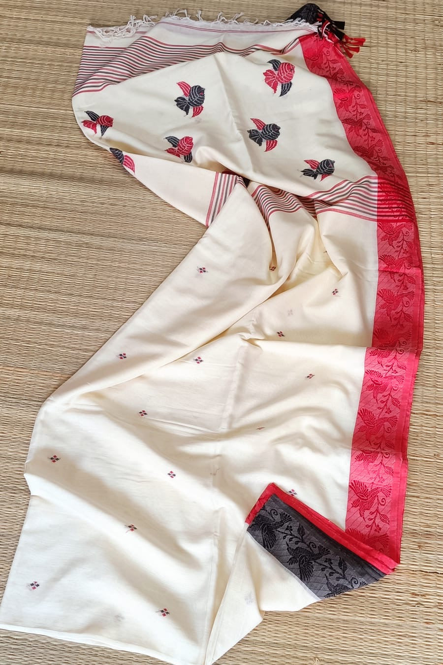Cotton bi cotton jamdani saree from Putul’s fashion - White - Cotton jamdani