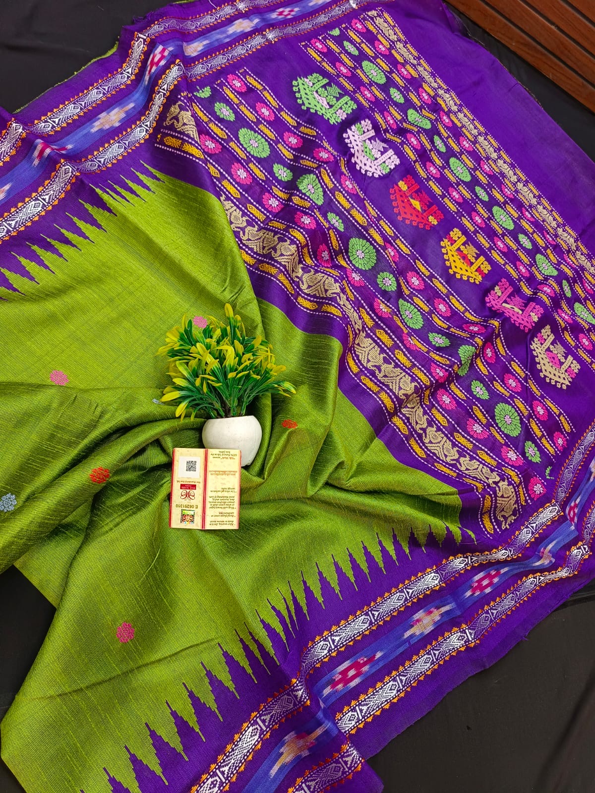 Dolabedi pallu Ikkat border raw silk saree silk mark certified - Parrot green