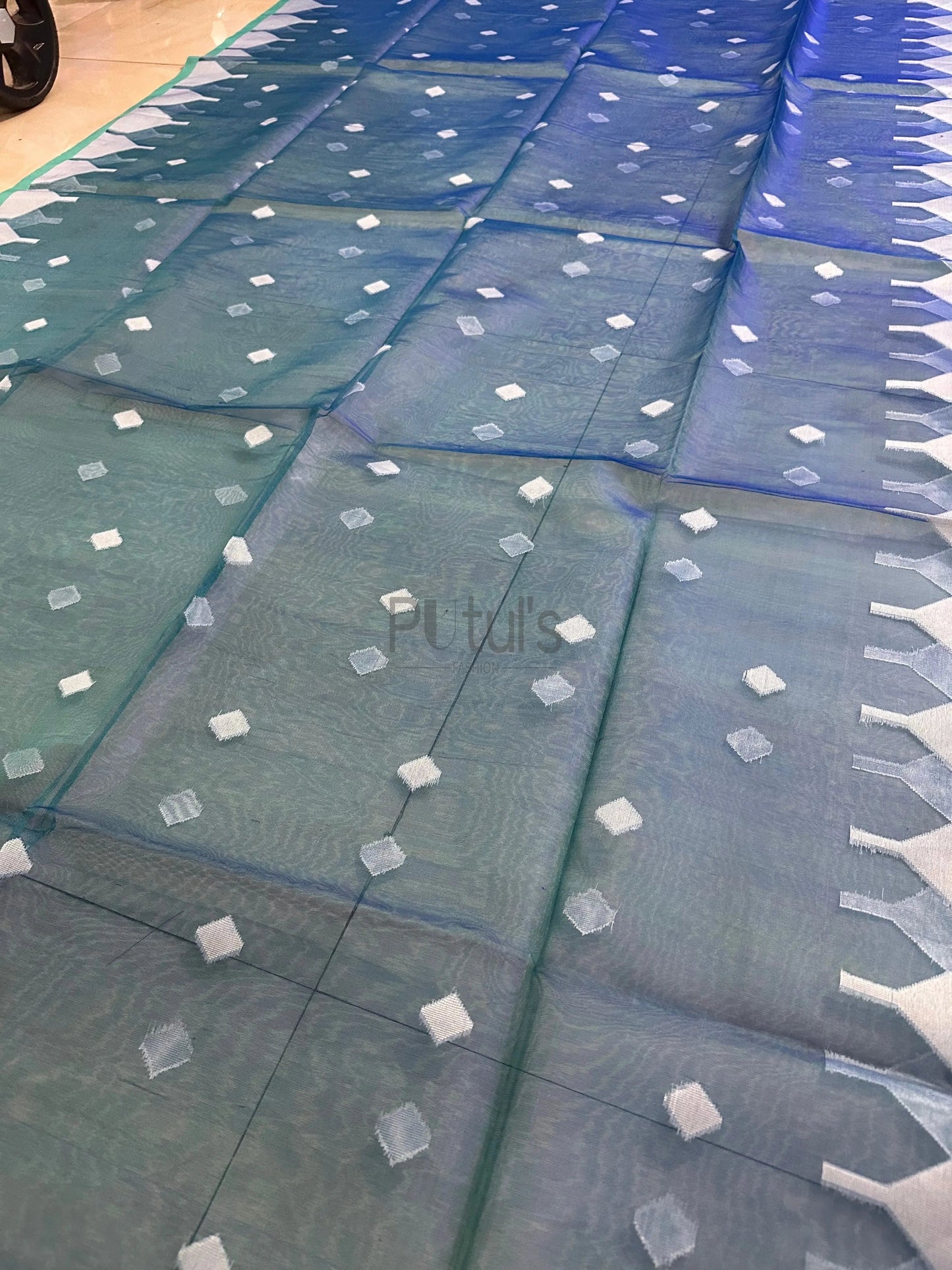 Handwoven temple border Muslin saree Putul's Fashion