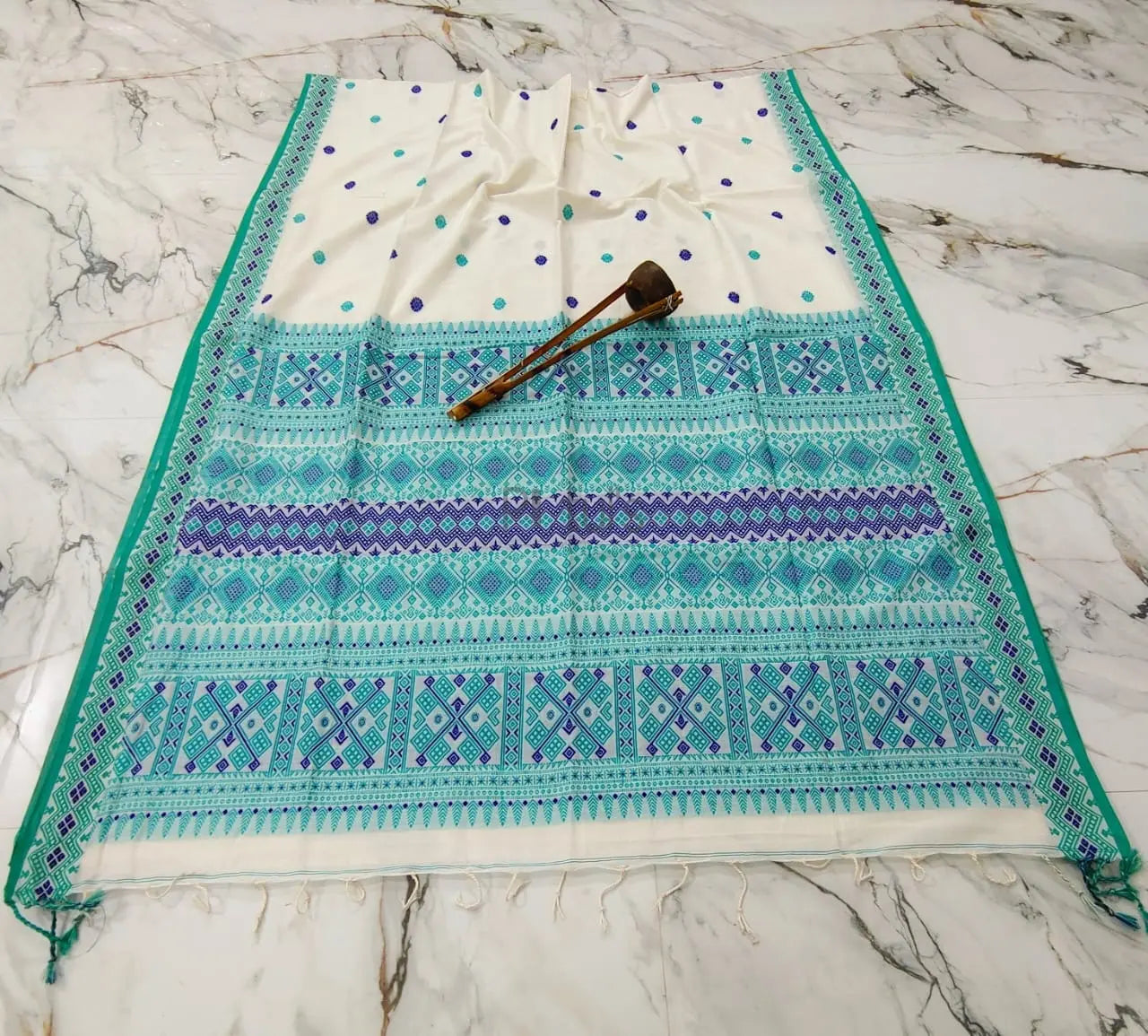 khadi cotton saree of fluorescent green Putul's Fashion