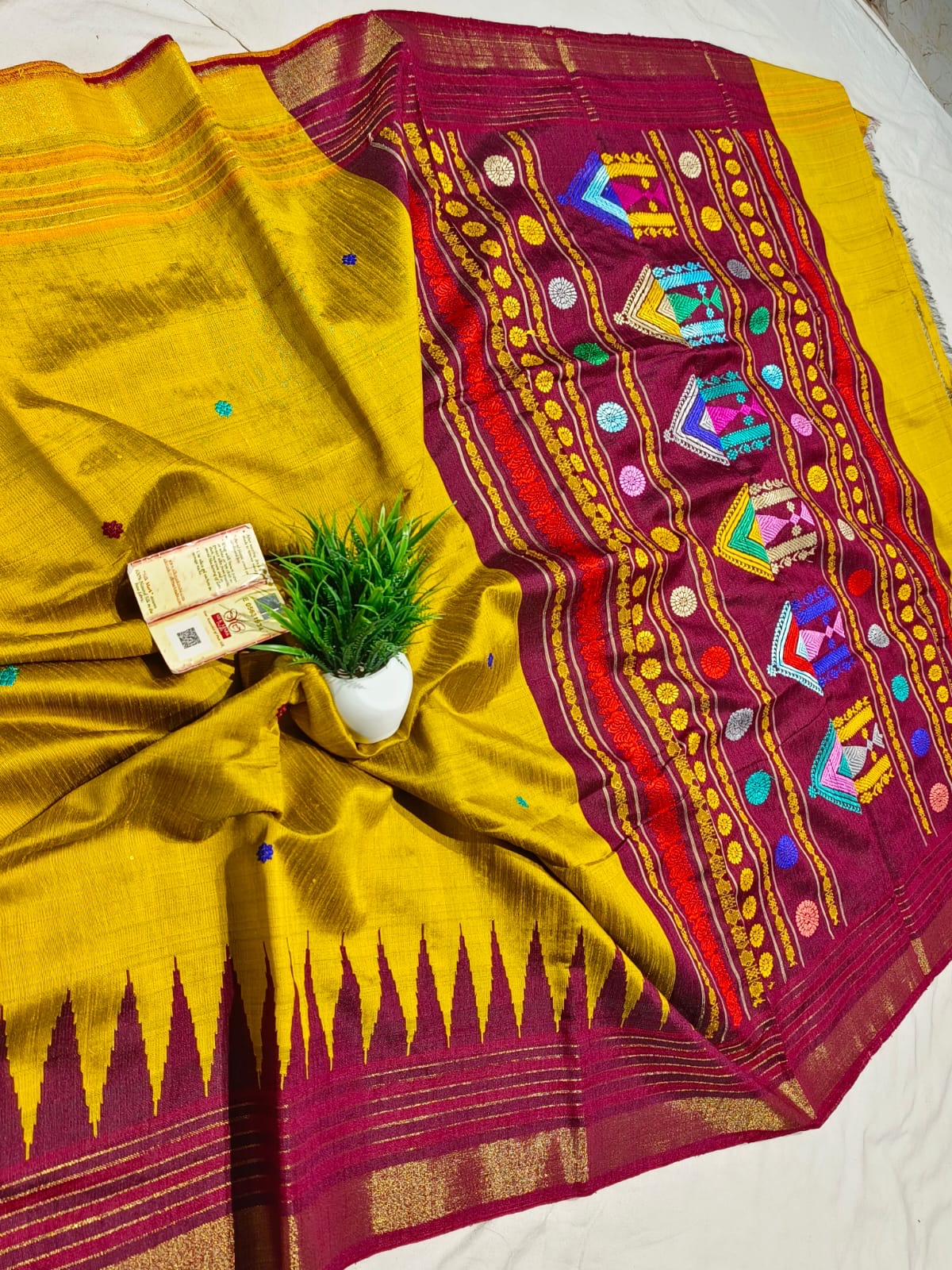 Dolabedi pallu Ikkat border raw silk saree silk mark certified - Gold