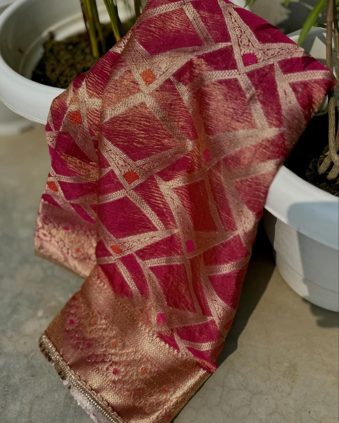 Crushed tissue Banarasi zigzag motif - Peach - Banarasi Saree