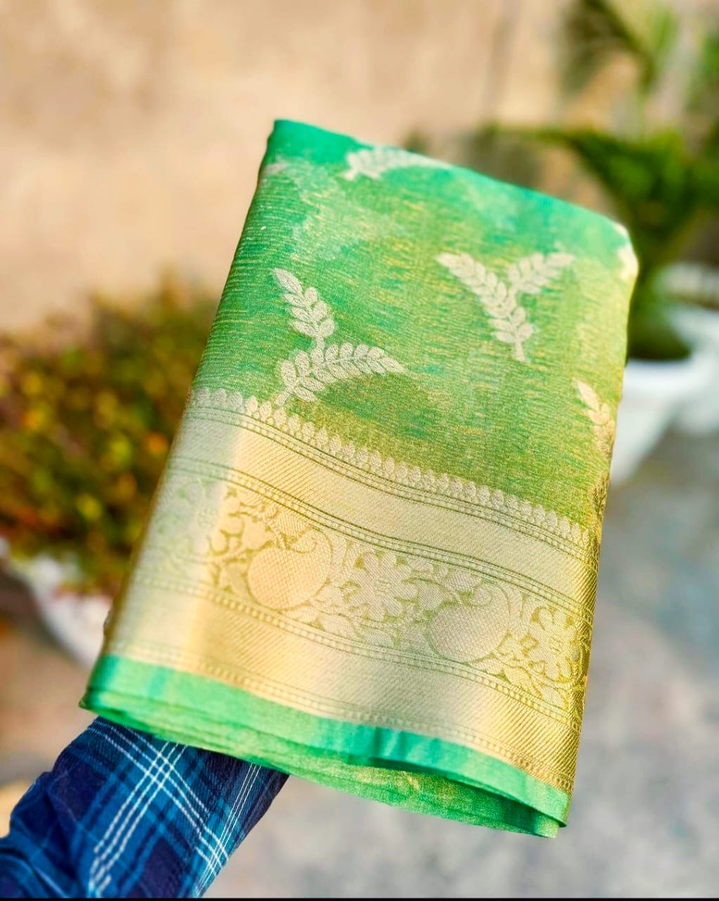 Crushed tissue leaf Banarasi saree - Green - Crushed tissue