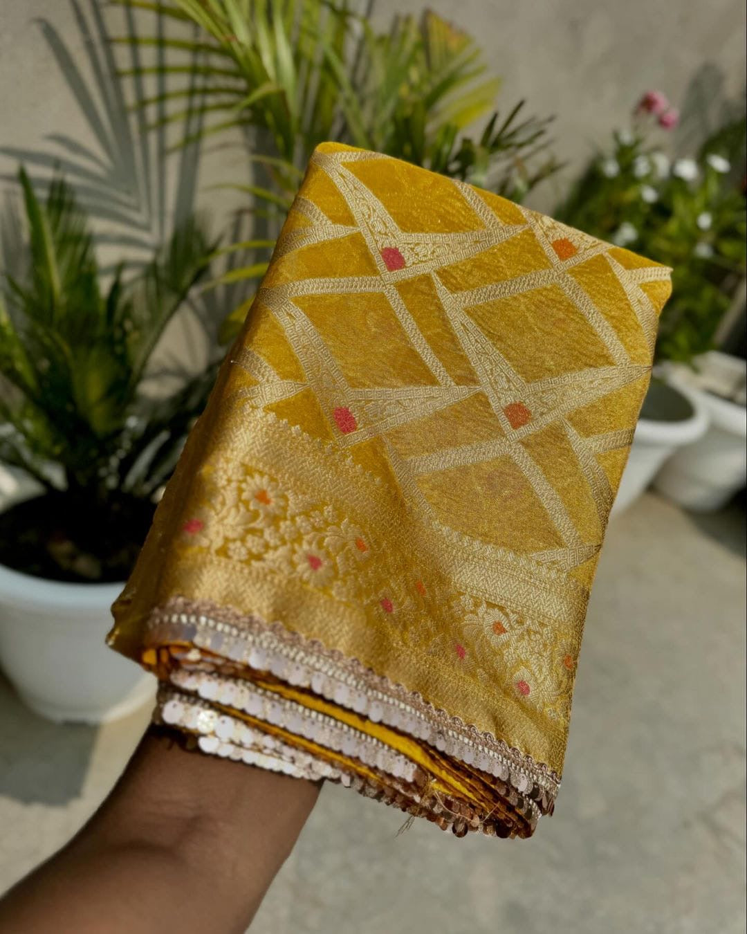 Crushed tissue Banarasi zigzag motif - Gold - Banarasi Saree