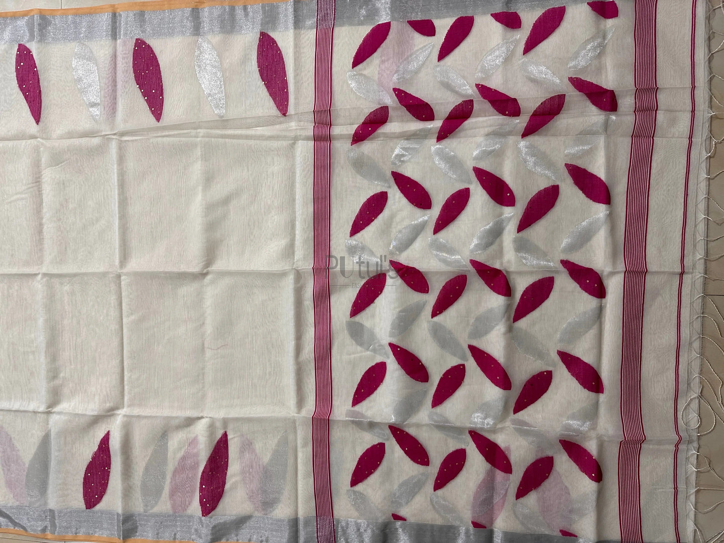 Muslin saree of Bengal feather motif white Putul's Fashion