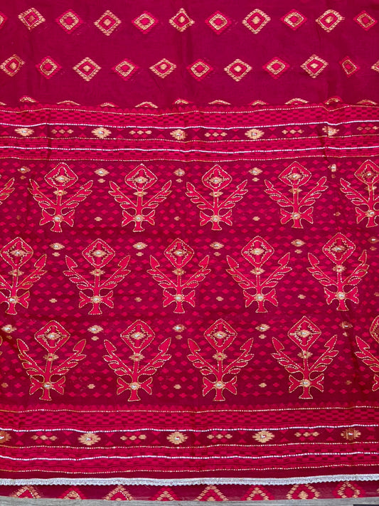 Red coloured kardana jamdani saree of trending