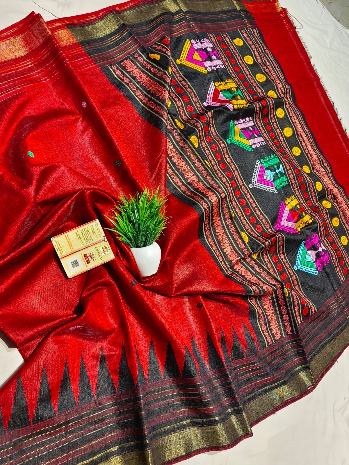 Dolabedi pallu Ikkat border raw silk saree silk mark certified - Red
