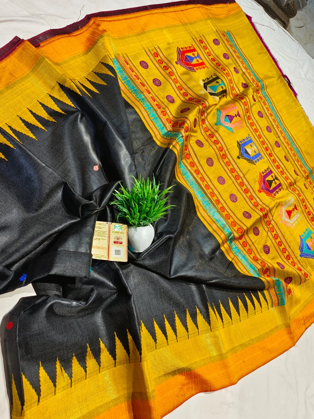 Dolabedi pallu Ikkat border raw silk saree silk mark certified - Black