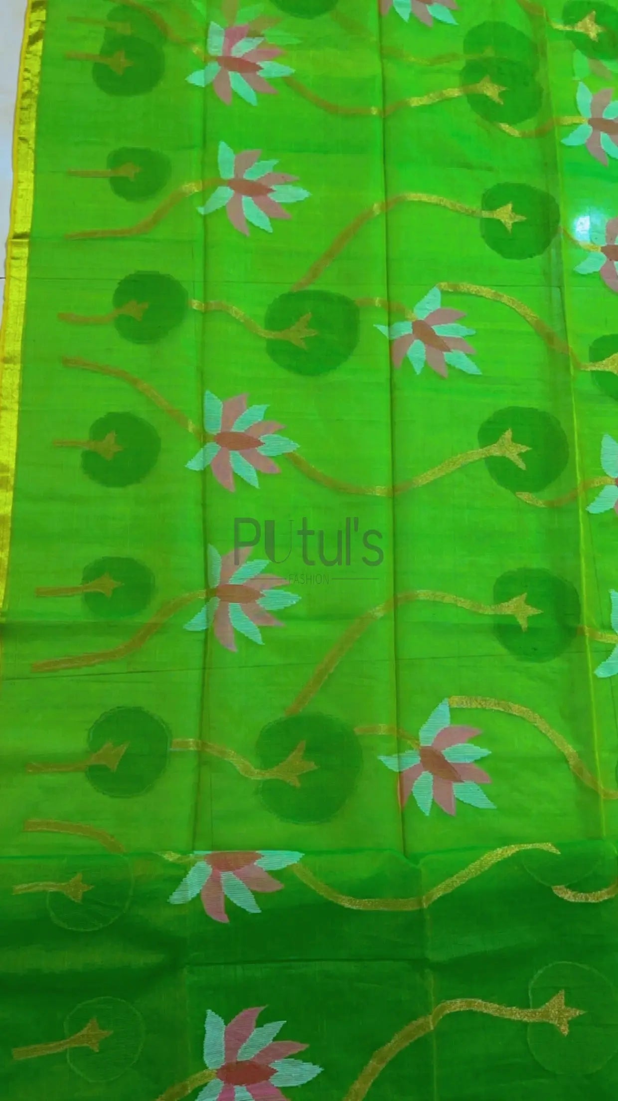 Green coloured 🪷 lotus muslin jamdani saree Putul's Fashion