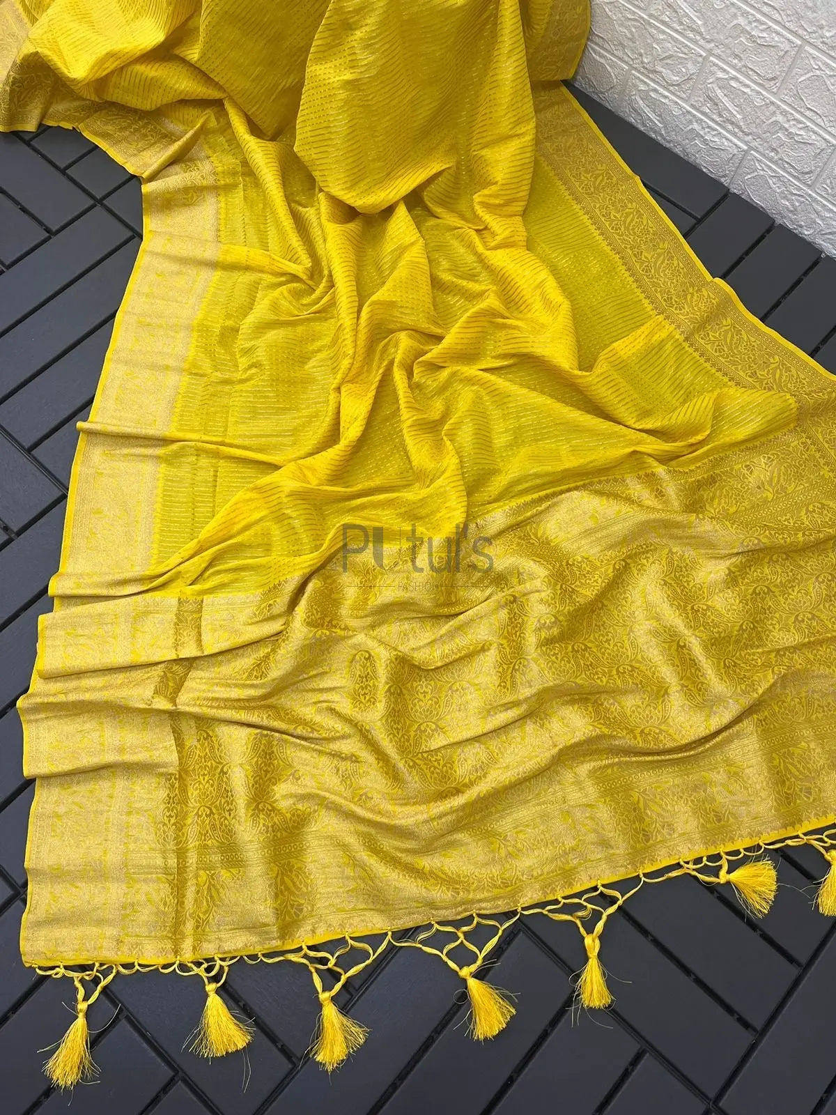 Khaddi dola silk saree of latest design Putul's Fashion