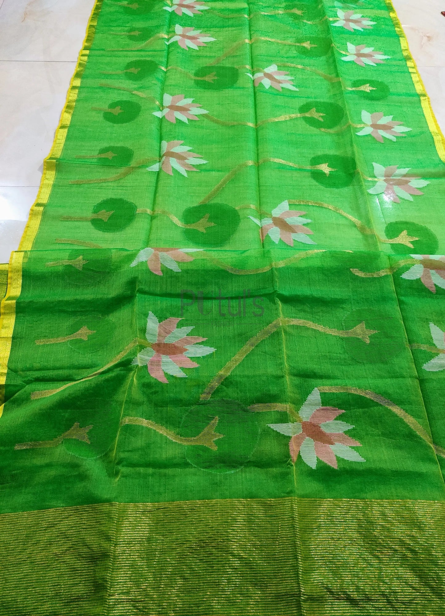 Green coloured 🪷 lotus muslin jamdani saree Putul's Fashion