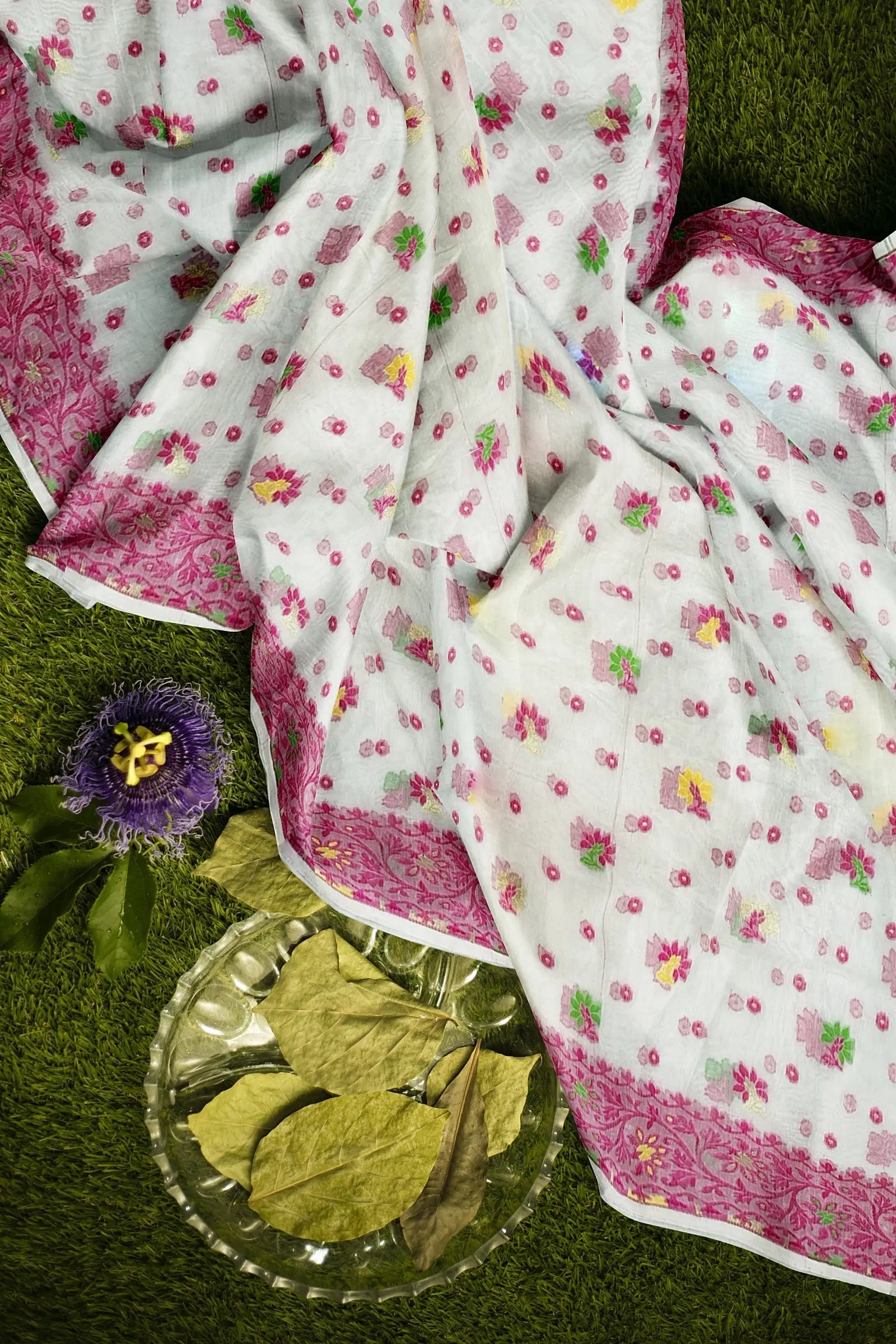 Bengal dhakai Jamdani saree sunflower motif in pallu Putul's fashion