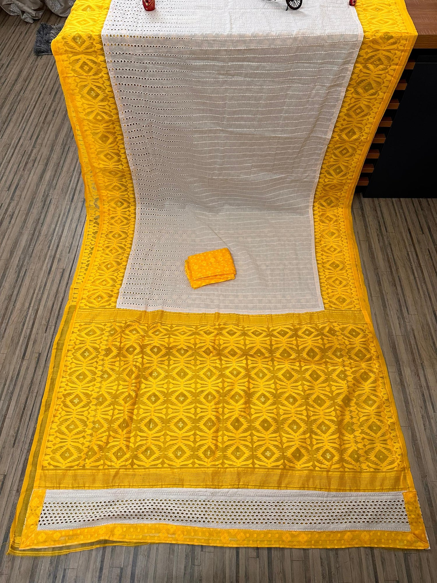 White yellow hakoba jamdani saree with separate blouse piece - Yellow - jamdani