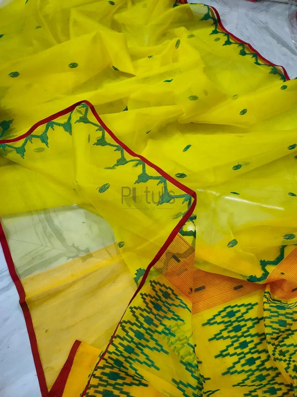 Muslin jamdani saree of Bengal Putul's Fashion