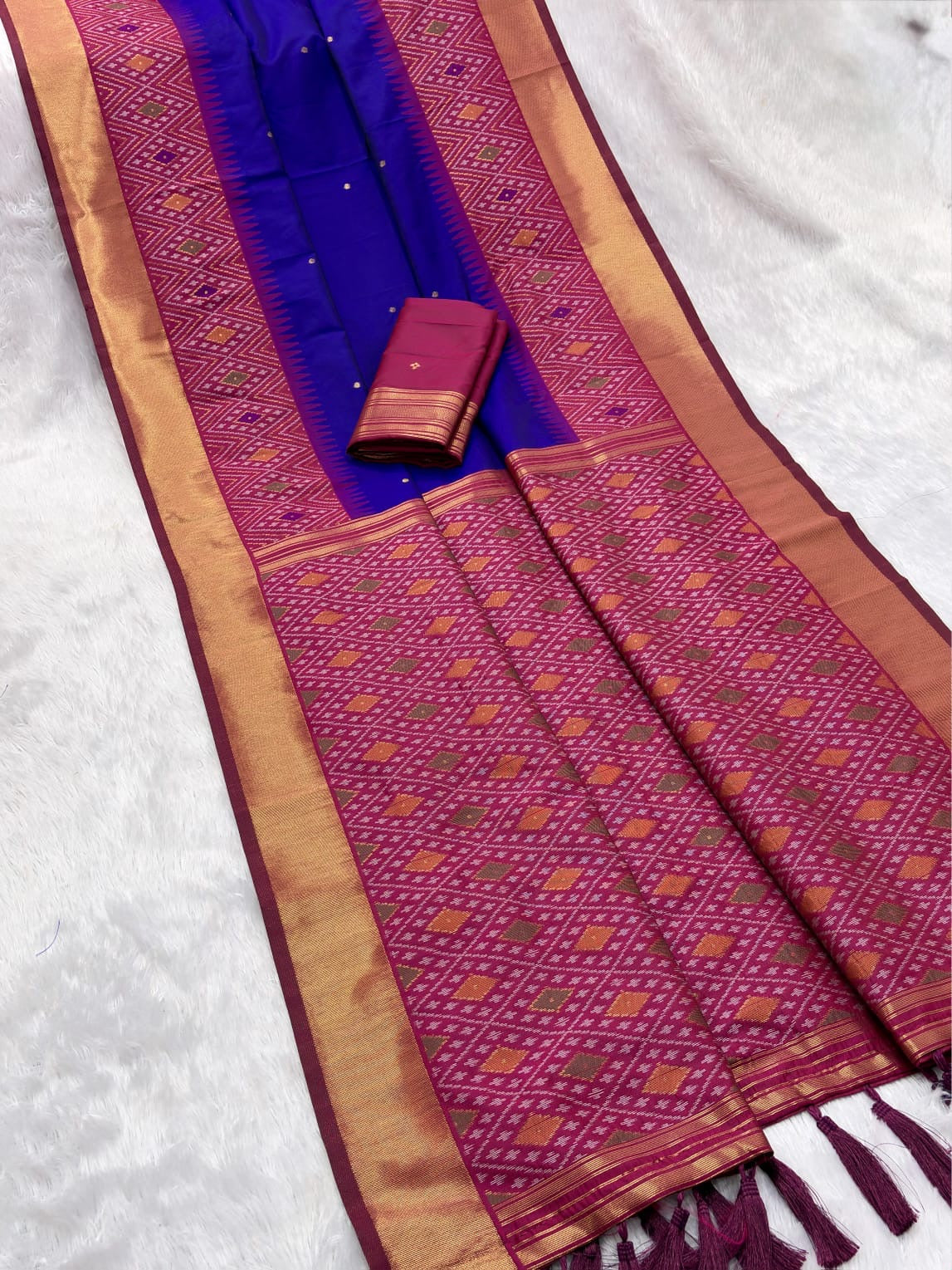Elegant soft Silk Sarees Featuring Geometric Patterns and Zari Borders - Blue - silk saree