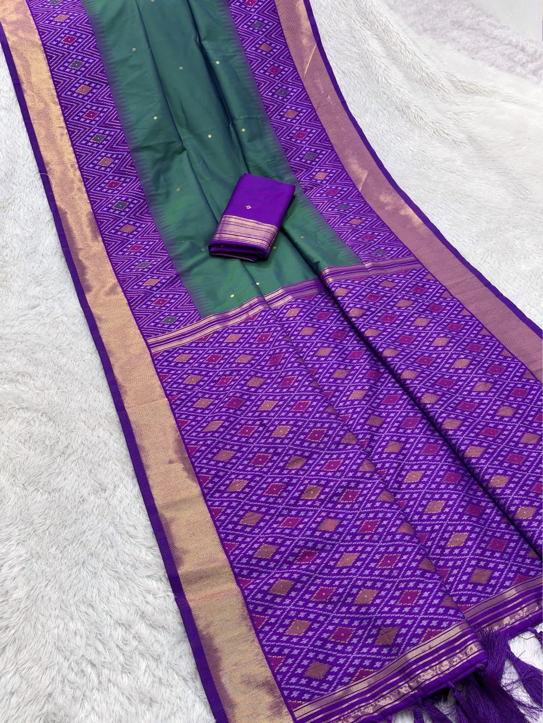 Elegant soft Silk Sarees Featuring Geometric Patterns and Zari Borders - Deep green - silk saree