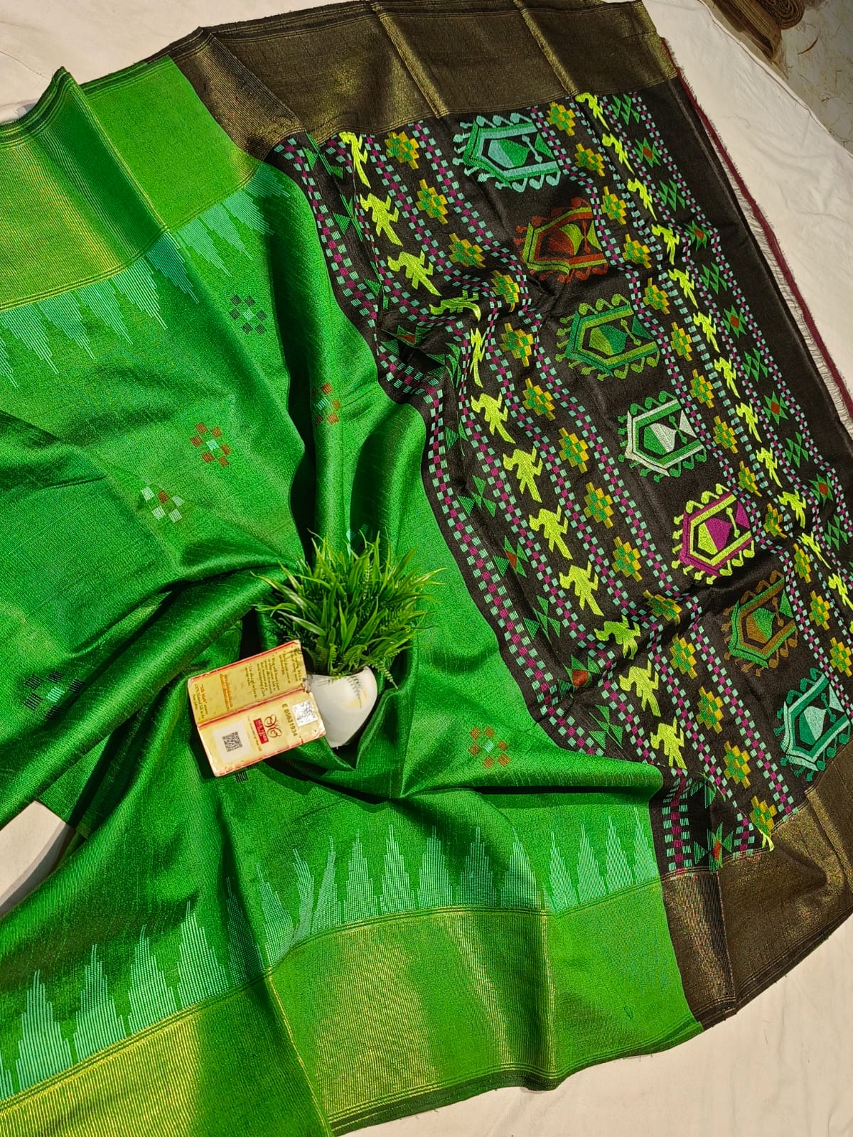 Dolabedi pallu Ikkat border raw silk saree silk mark certified - Green