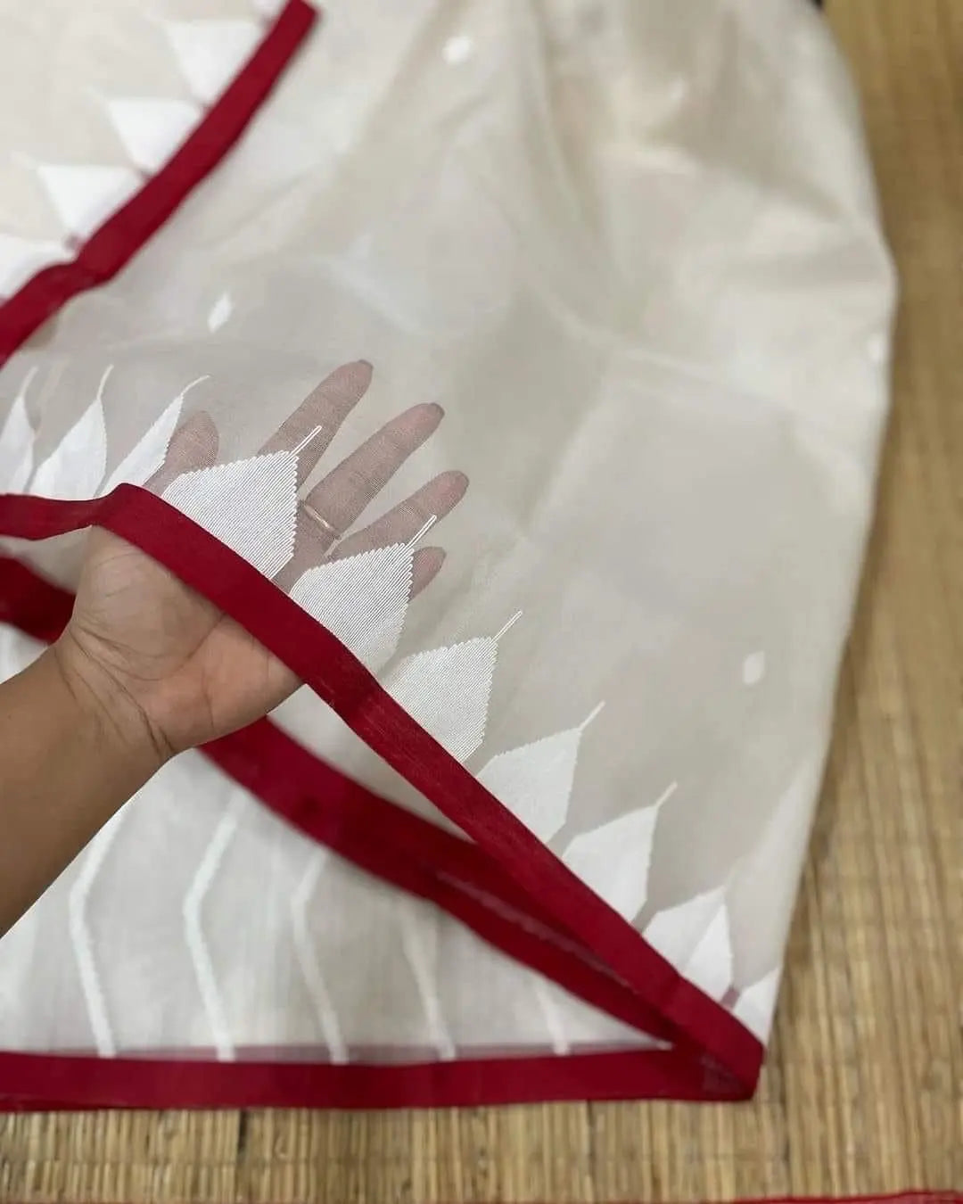 Handwoven pure white Muslin saree Putul's Fashion