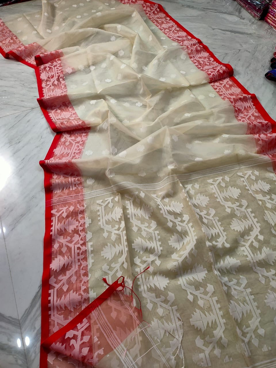 Muslin Jamdani saree from the weavers of Bengal - Cream